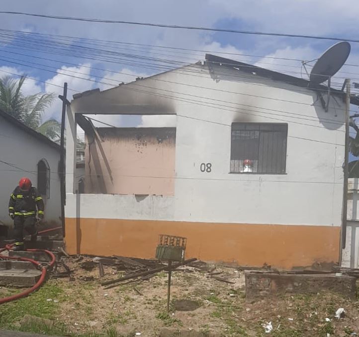 Incêndio destrói casa e desespera populares em Manaus