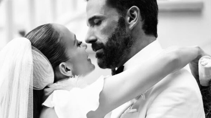 Jennifer Lopez abre álbum de casamento com Ben Affleck e relata conto de fadas: '20 anos depois'