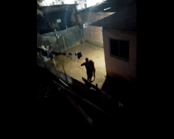 Vídeos mostram homem fazendo esposa refém com faca no pescoço em Manaus