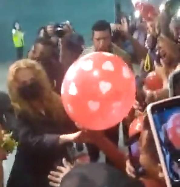 Joelma é ovacionada por fãs eufóricos em aeroporto de Manaus