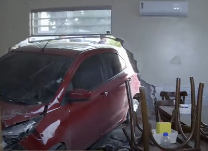 Acidente: Carro desgovernado atravessa parede de café da manhã em Manaus