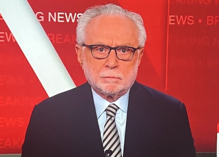 Âncora da CNN entra bêbado ao vivo para anunciar desistência de Biden