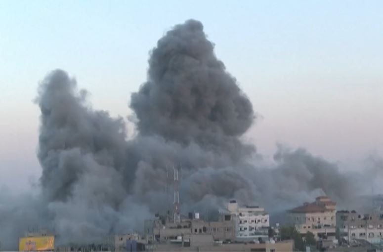 Israel bombardeia área de refugiados na Faixa de Gaza e mata 50 pessoas 