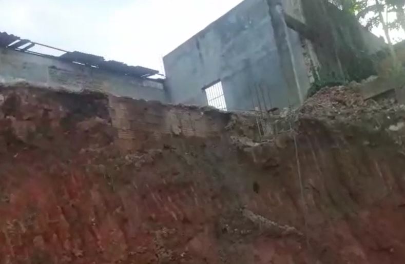 Vizinho se revolta após muro de presídio desabar e invadir terreno no Amazonas