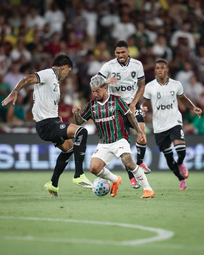 Fluminense vence Botafogo e encosta na liderança do Brasileirão