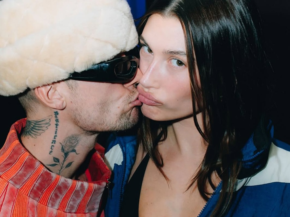 Hailey Bieber fala sobre boatos de crise no casamento com Justin: 'é sufocante'