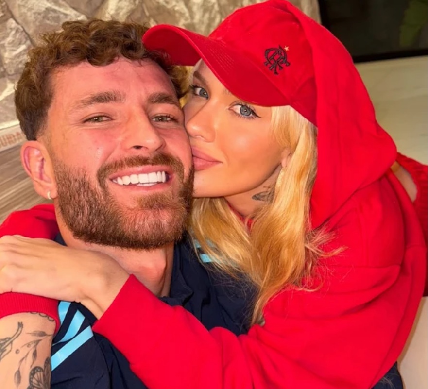 Léo Pereira viajou com namoro em crise, diz Leo Dias; Karoline ironiza 'desespero'