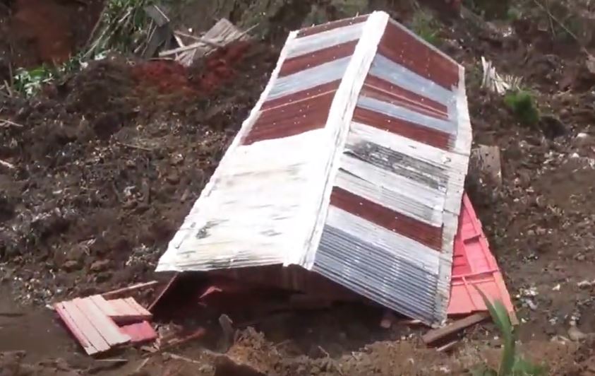 Deslizamento de terra destrói casas e mata animais em antigo lixão no Amazonas 