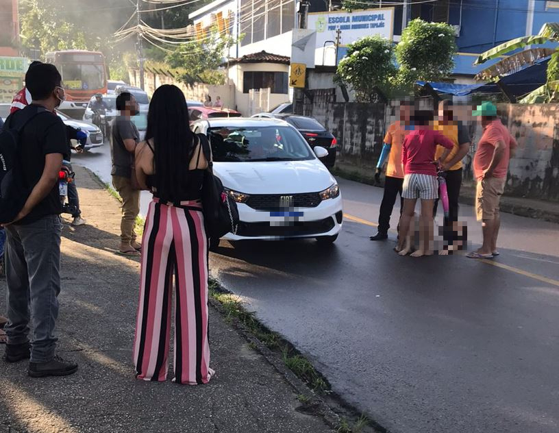 Mulher fica ferida durante acidente entre moto e ônibus em Manaus