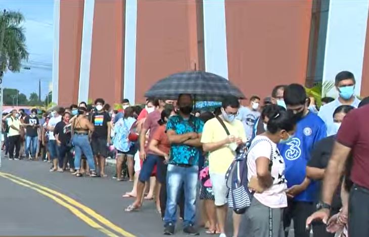 Fila quilométrica se forma na frente de novo centro de testagem de covid em Manaus