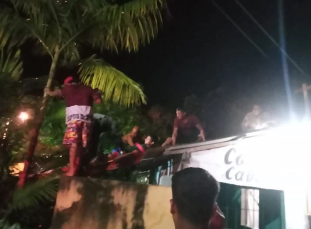 Jovem vai parar no telhado de casa ao ser arremessado de moto durante acidente no Amazonas