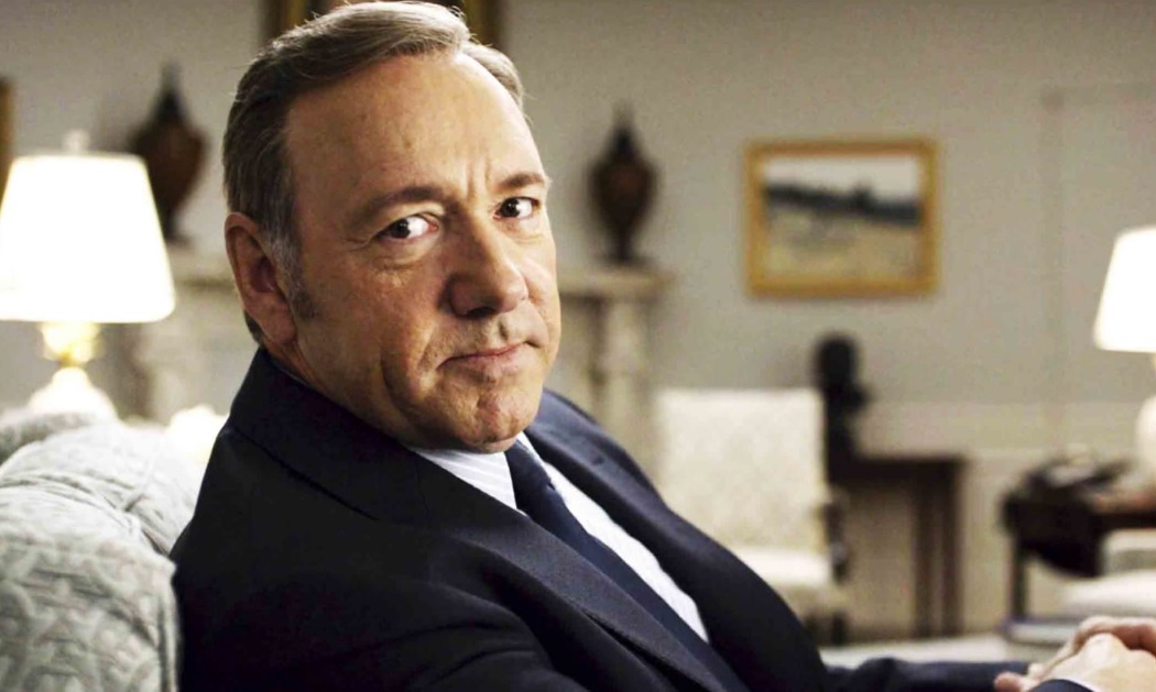 Homem diz que acordou com Kevin Spacey fazendo sexo oral nele 