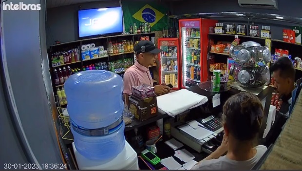 Criminoso pede desculpa ao assaltar mercadinho em Manaus; veja vídeos