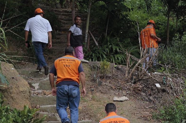 Desabamentos, queda de árvore e erosões; chuva causa estragos em Manaus 