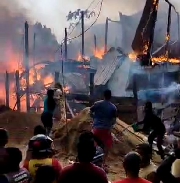 Incêndio consome seis casaS e deixa 10 família desabrigadas no Amazonas 