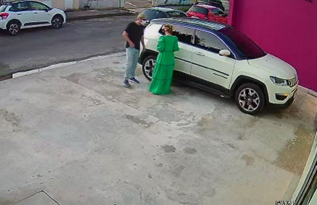 Criminoso rende mulher e rouba carro na frente de loja em Manaus; Veja vídeo