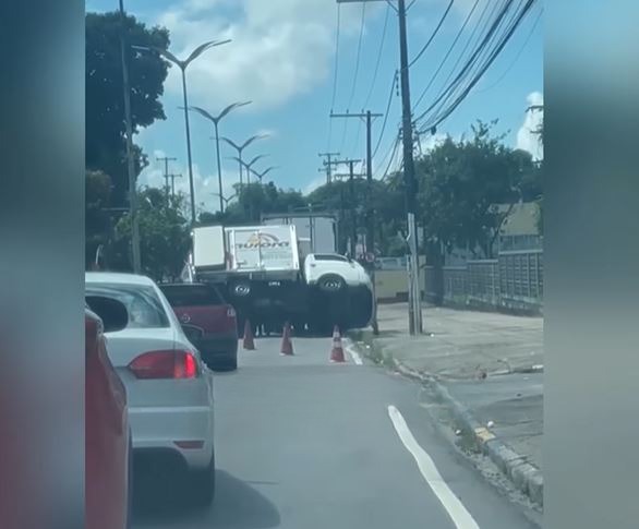 Caminhão baú tomba no meio de avenida em Manaus