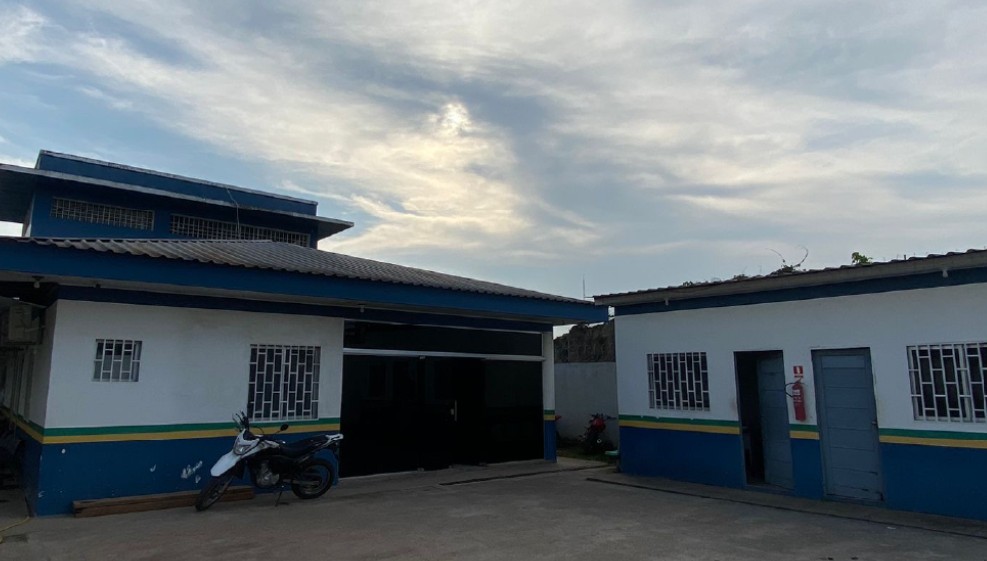 Homem acaba preso por posse de armas no Amazonas durante buscas policiais na mata