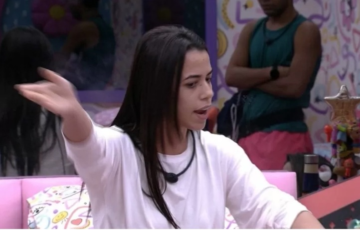 Larissa se irrita com pegação entre Eliezer e Natália no BBB22; vídeo