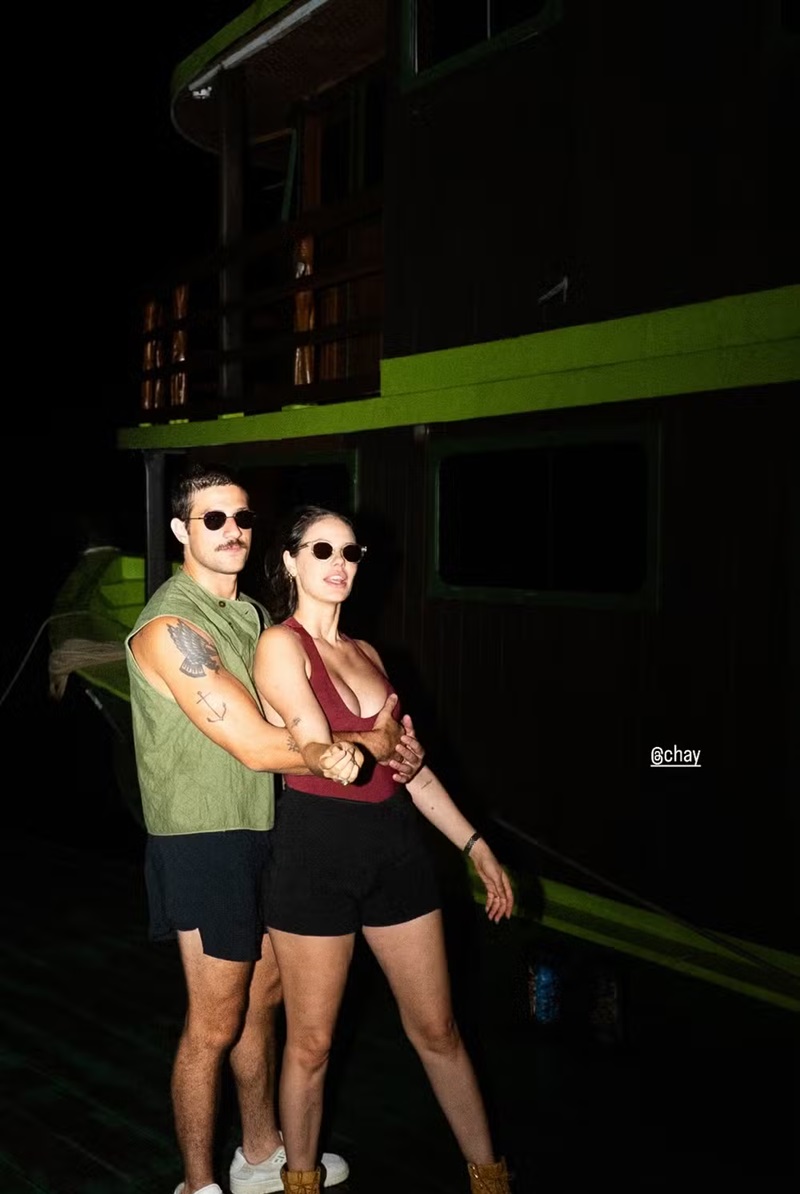 Chay Suede e Laura Neiva posam com direito a mão boba em viagem pelo Amazonas