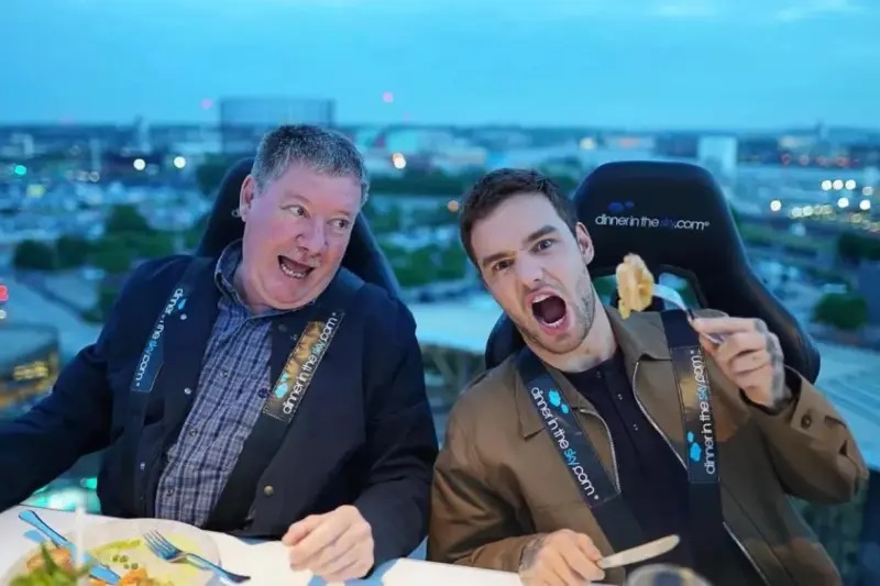  Pai de Liam Payne chega à Argentina para reconhecer corpo do cantor