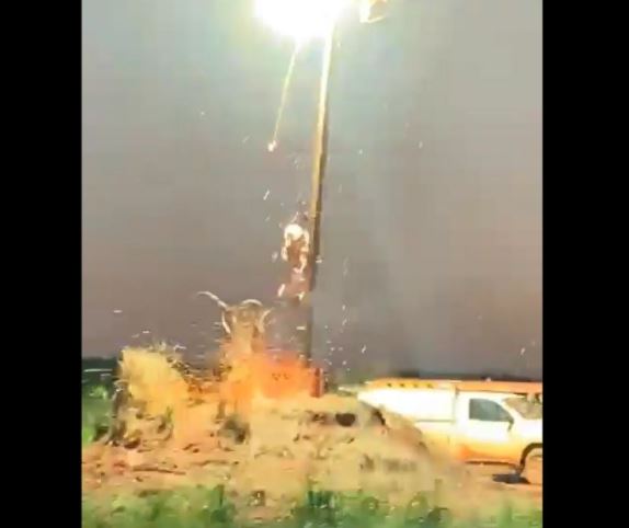 Trabalhador faz reparo em poste de alta tensão pegando fogo e sai ileso; Veja vídeo