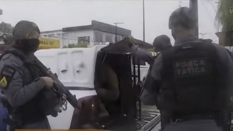 Após princípio de rebelião em delegacia, 15 presos são transferidos para Manaus