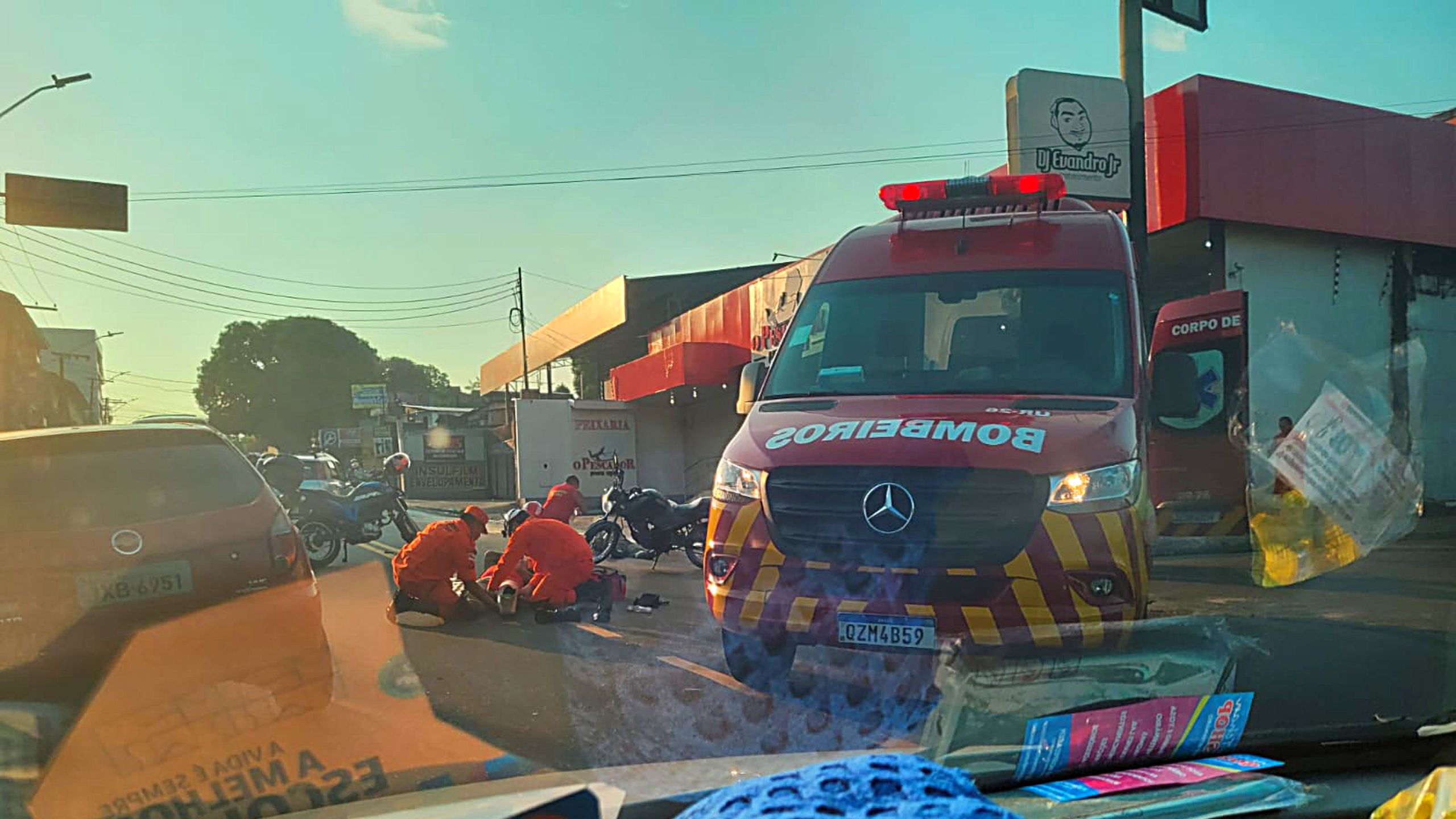 Grave acidente entre motocicletas deixa homem ferido em avenida de Manaus