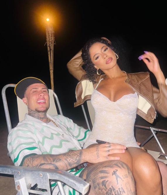 Namorada de MC Daniel rebate críticas por ser deixada de 'escanteio' em anúncio de gravidez