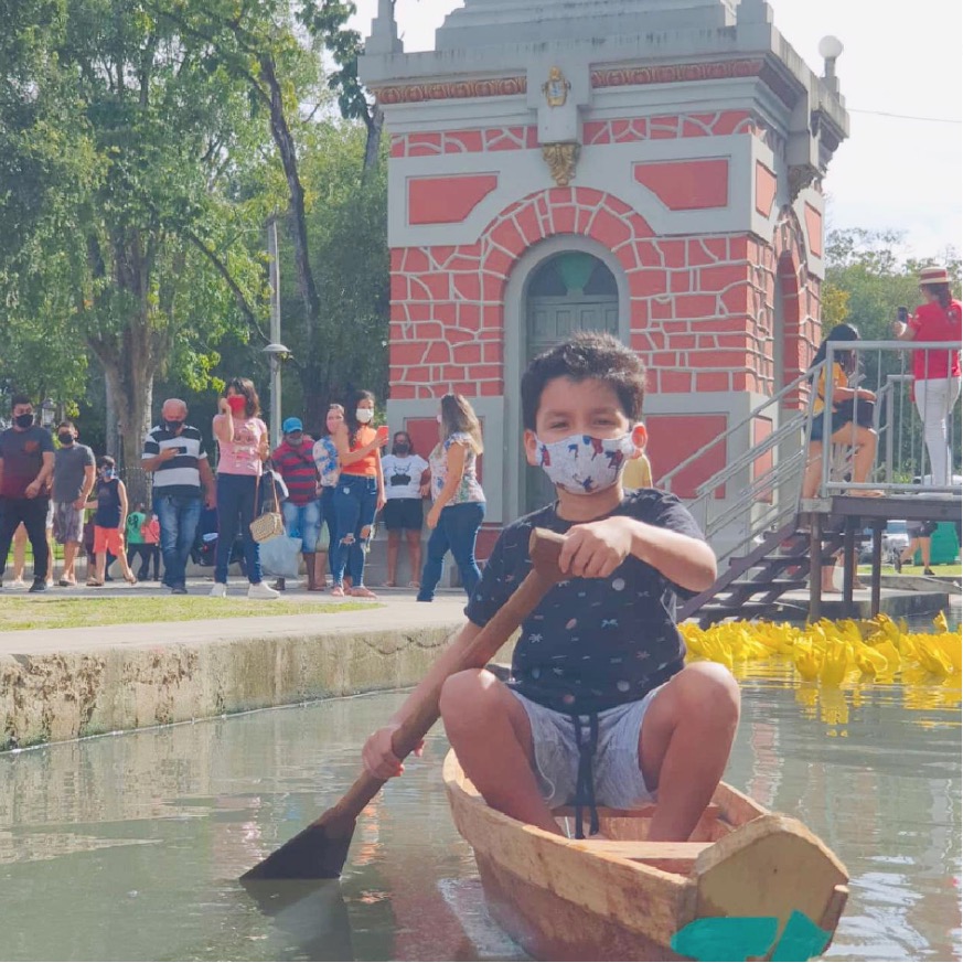 Ruas do Centro de Manaus são tomadas pelas águas e viram atração histórica 