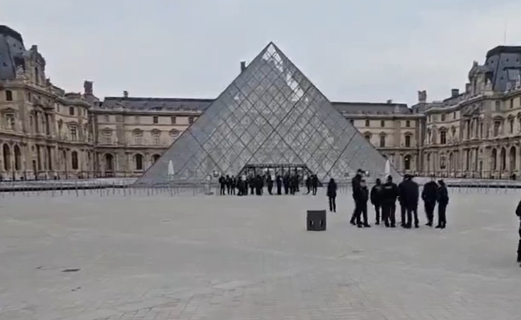 Coleção de livros do Museu do Louvre sofre danos após vazamento de água