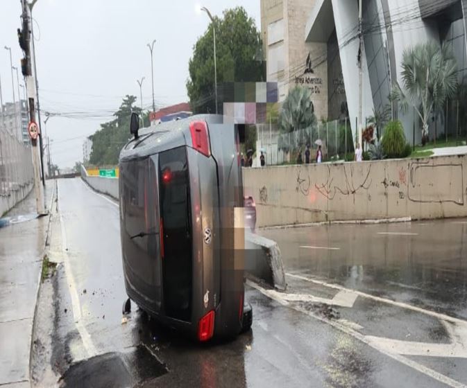 Carro capota na Av. Umberto Calderaro durante manhã chuvosa em Manaus