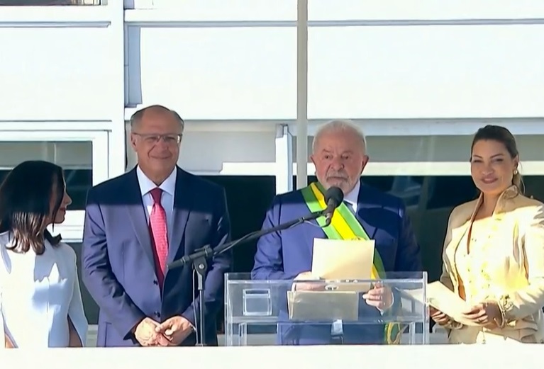 Após receber faixa, Lula diz que vai governar para todos e chora ao falar de luta contra fome