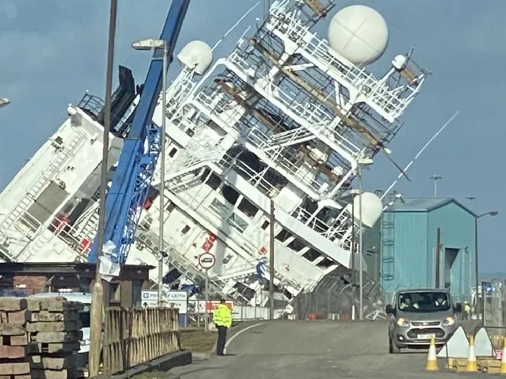 Navio tomba e deixa dezenas de feridos em porto na Escócia