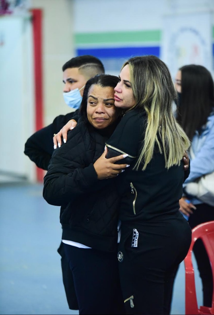 Velório de MC Kevin é marcado por emoção e aplausos de multidão 