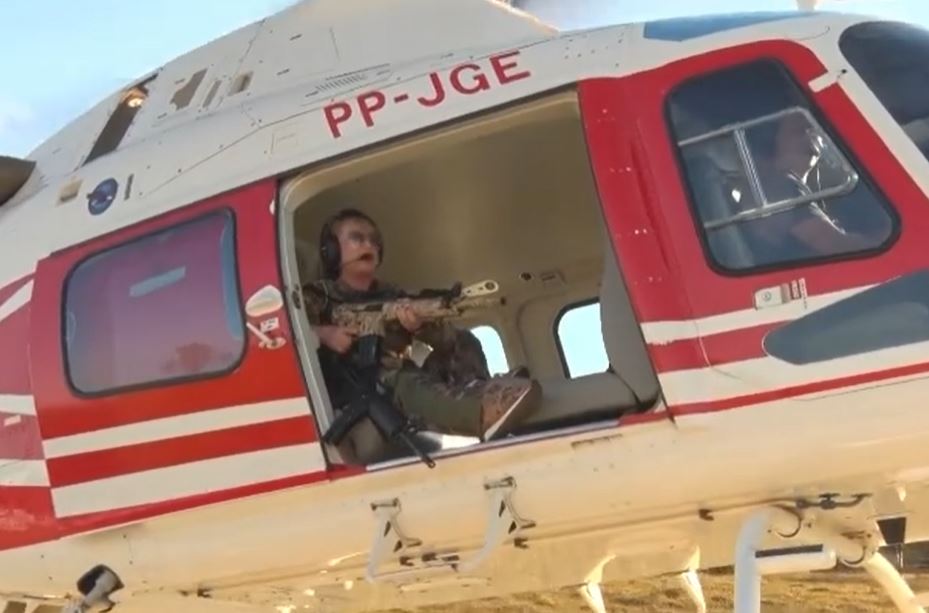 Deputada de Goiás exibe fuzil em helicóptero e dispara: 'Indo te pegar Lázaro'