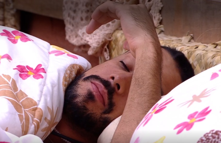 Maike diz não lembrar ter puxado cabelo de Renata e pede desculpas