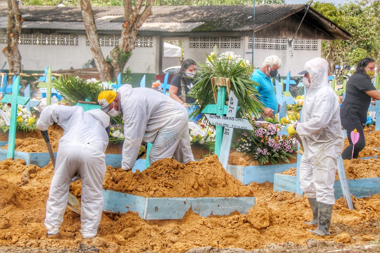 Brasil completa 1 ano de pandemia e bate recorde de mortes em 24 horas