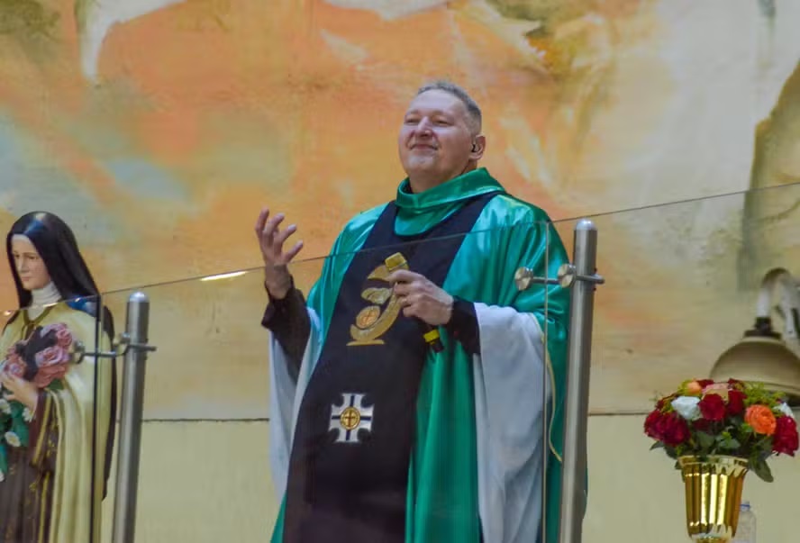 Padre Marcelo Rossi se emociona durante missa de 7º dia de Agnaldo Rayol