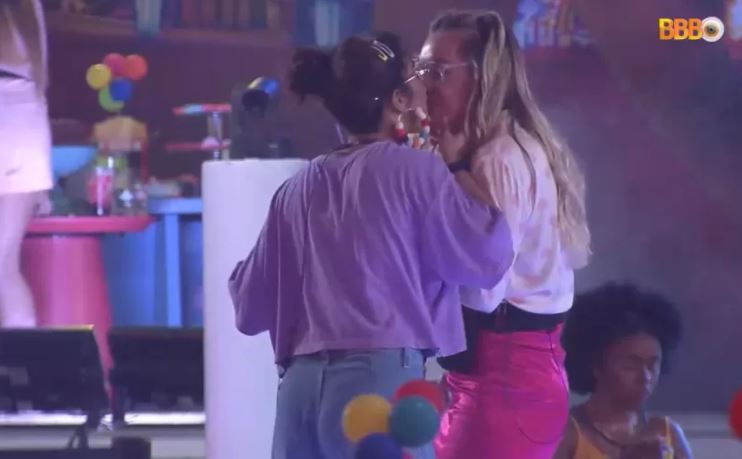 Após noite picante com Eliezer, Maria beija Bárbara em festa do BBB 22