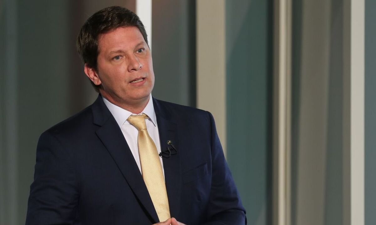 Mario Frias se revolta após a família ser barrada em hotel por não apresentar passaporte vacinal