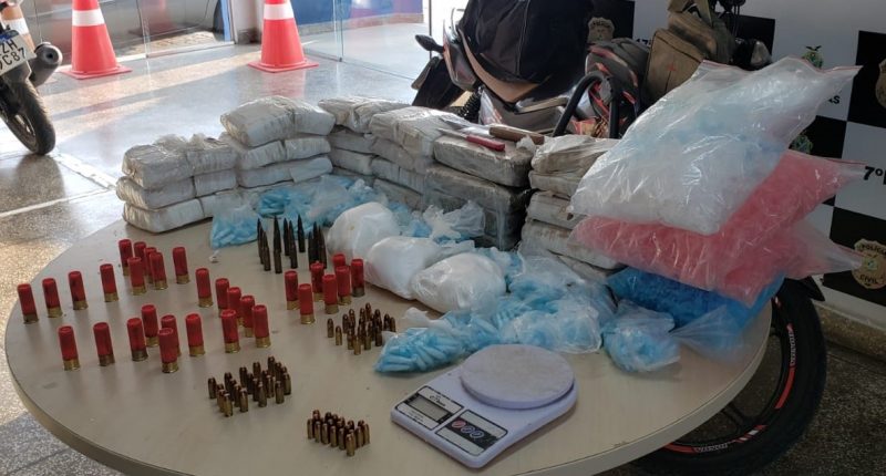 Mãe e filho são presos com R$ 130 mil em drogas escondidos em marcenaria em Manaus