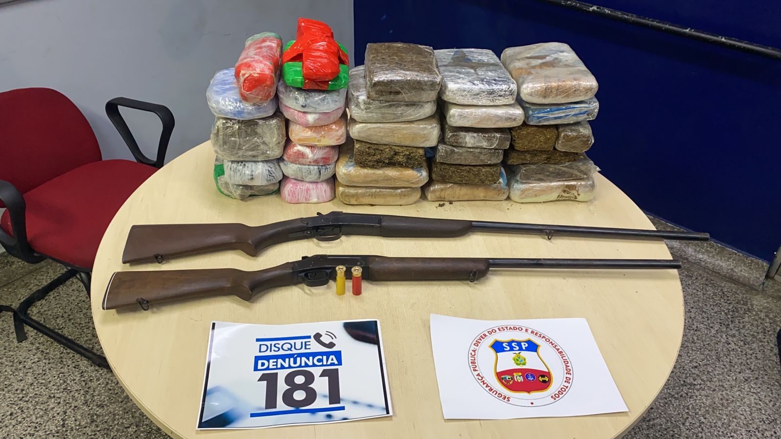 Mais de 30 quilos de cocaína e espingardas são apreendidos em embarcação em Manaus