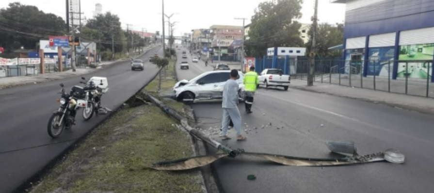 Acidente: Carro perde controle e derruba poste de energia em avenida de Manaus