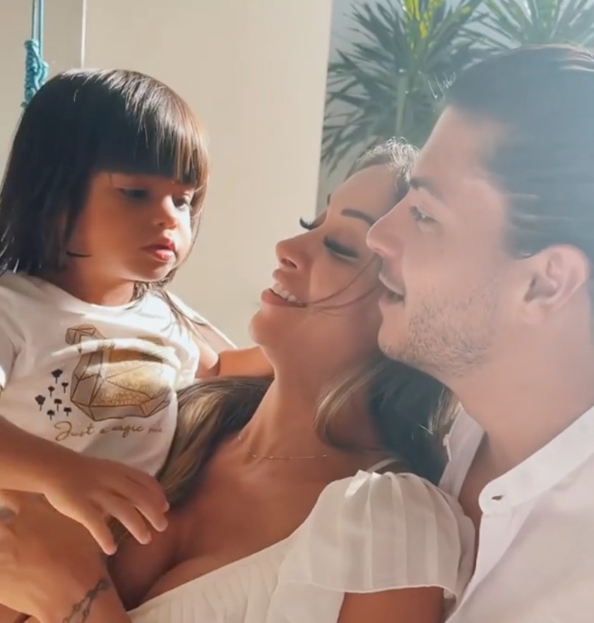 Mayra Cardi anuncia reconciliação com Arthur Aguiar em vídeo cinematográfio