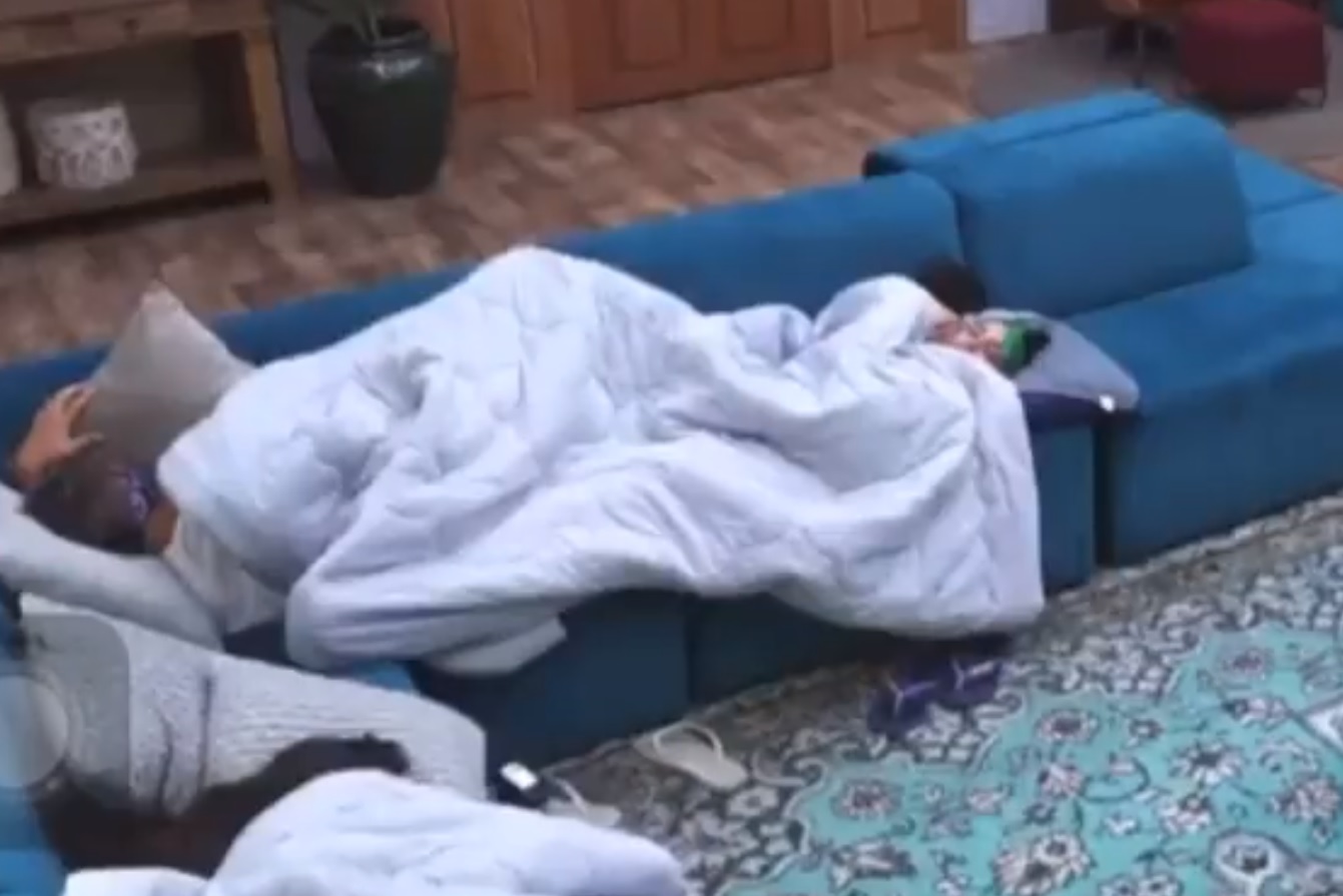 Vídeo: Comprometidos, MC Gui e Aline se enfiam em edredom e web aponta nova masturbação
