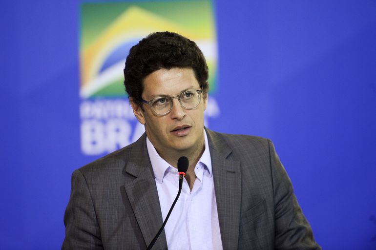 PF do Amazonas pede ao STF para investigar Salles por defesa de madeireiros