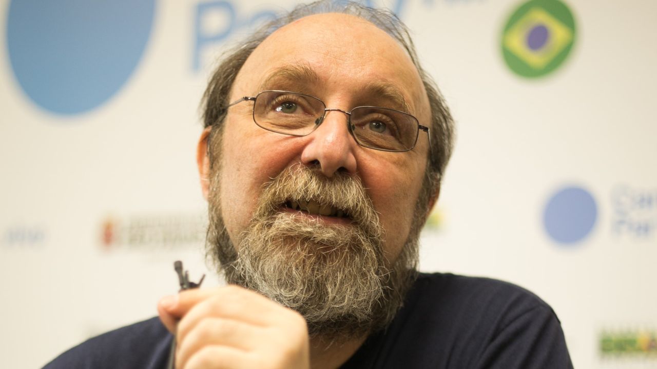 Cientista afirma que Brasil deve entrar em lockdown para frear colapso