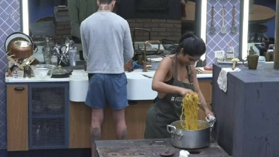 A Fazenda: Mileide tempera macarrão usando as mãos e dá o que falar na web 