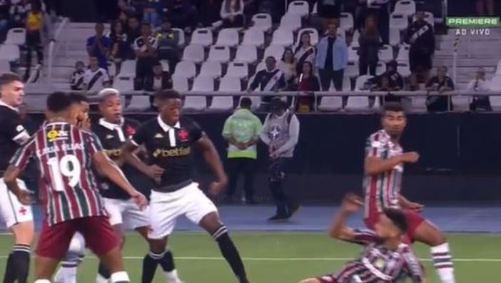 Vasco atropela Fluminense em clássico polêmico